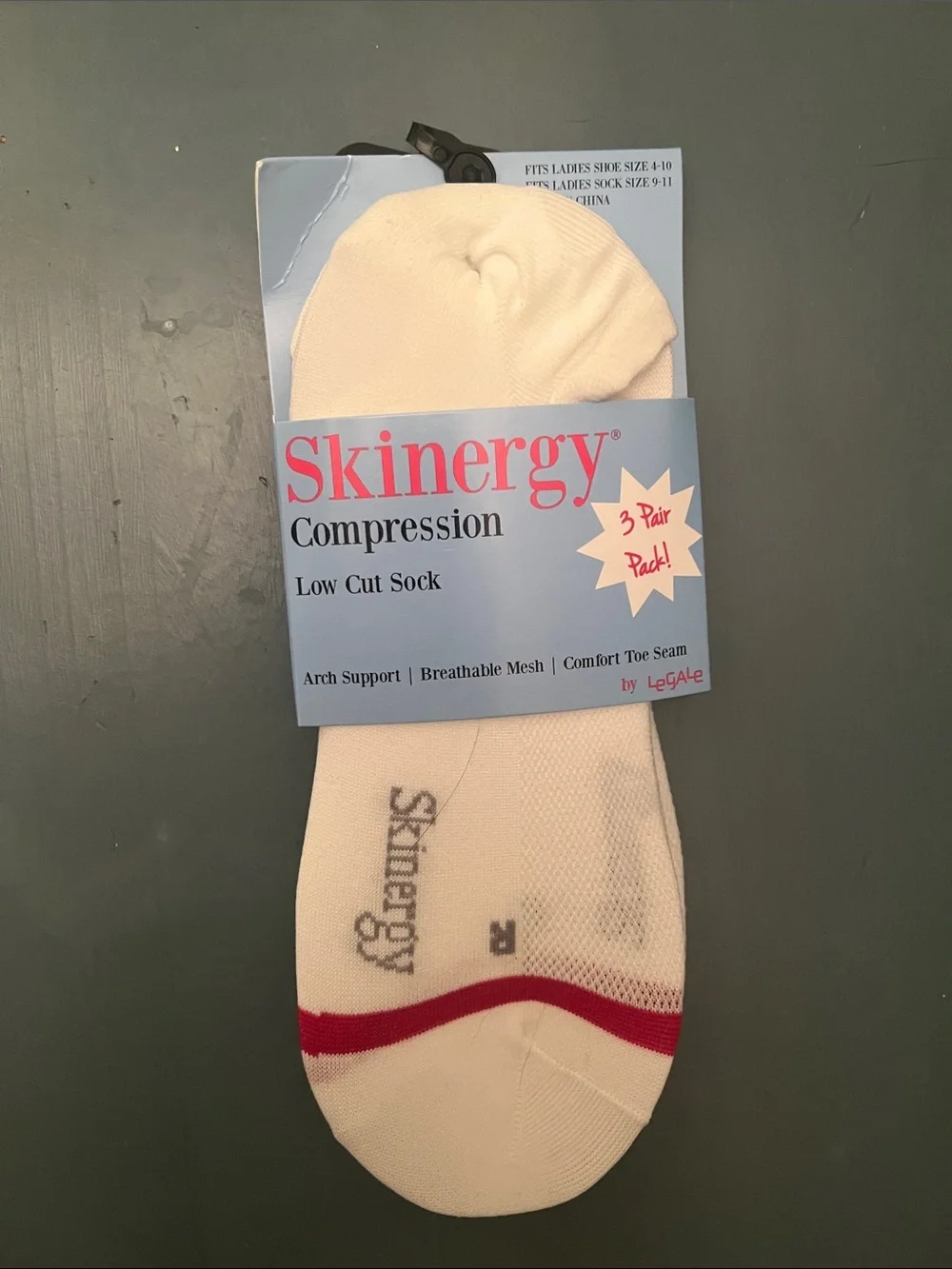 Low Cut No-Show Socks - Cream with Red Accent